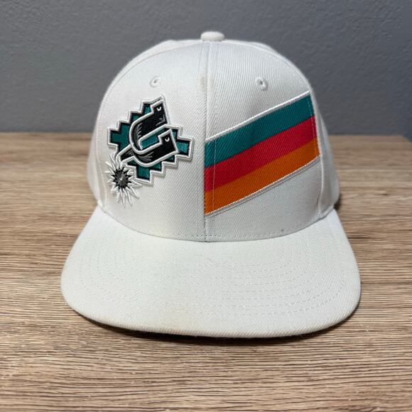 The Mitchell & Ness San Antonio Spurs cap feature a high, structured crown - Picture 1 of 7